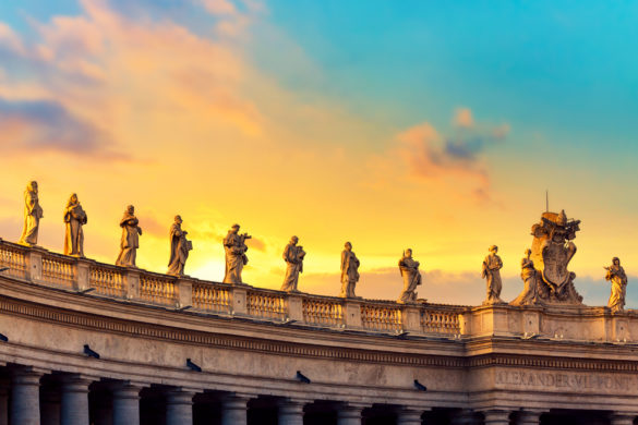 Statues,On,Colonnades,On,St.,Peter’s,Square,In,Vatican,,Rome